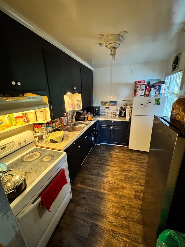 Building Photo - 5 bed 2 bath house with huge backyard