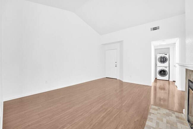 Building Photo - 906 Forest Run