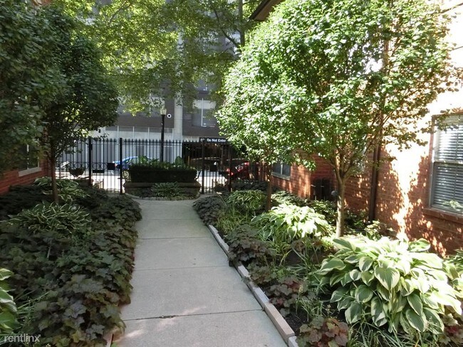 Building Photo - 1 br, 1 bath Apartment - 36 W Russell St