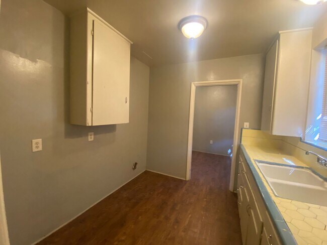 Building Photo - 511 Philippine St