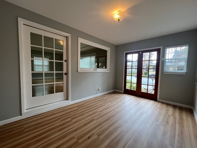 Building Photo - Attractive and Spacious 4 Bedroom 3 Bath R...