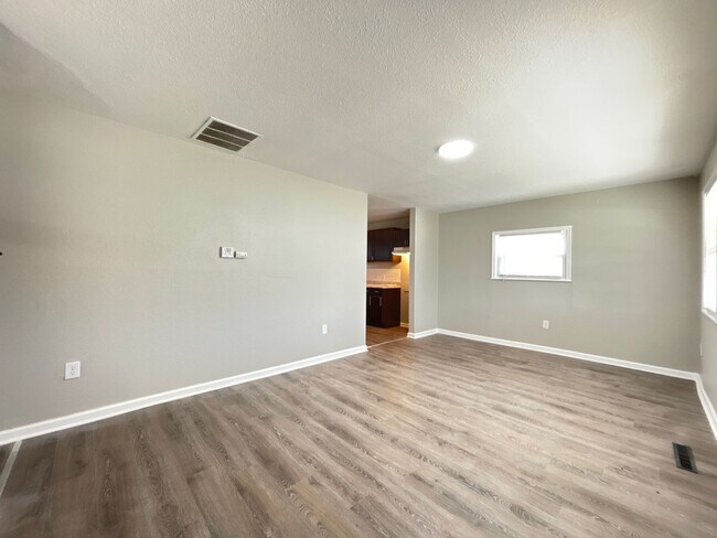 Building Photo - Highview Hills Home: New Year, New Home: 5...