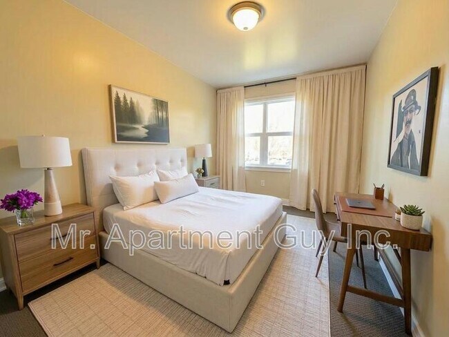 Building Photo - 168 Moore Ave S