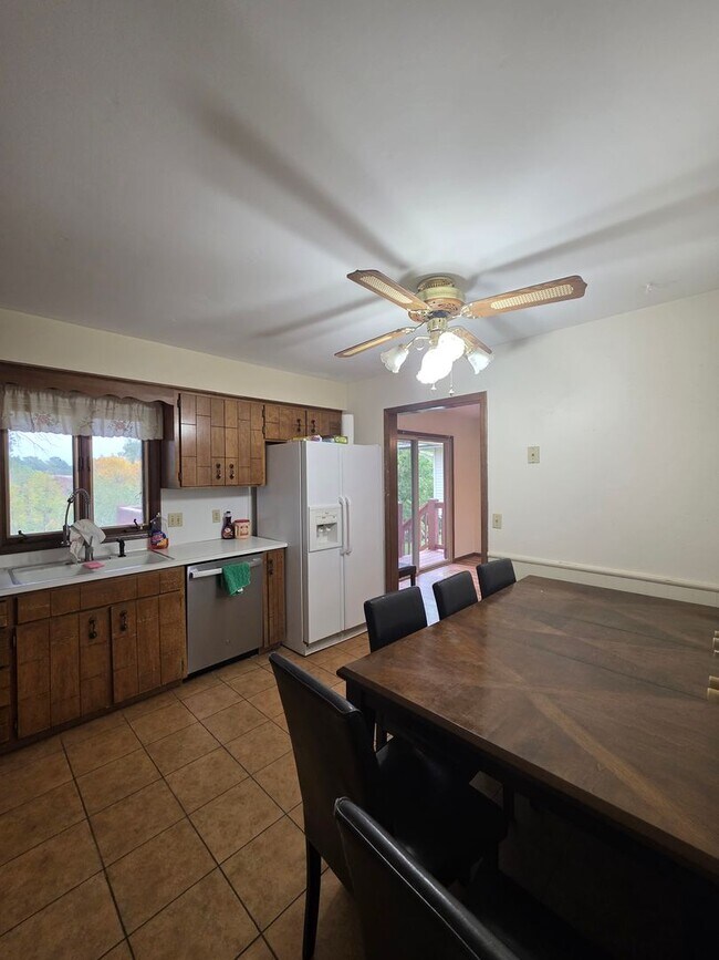 Foto del edificio - Spacious Four Bedroom Home!