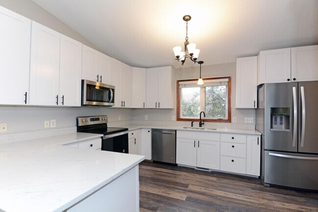 Building Photo - AVAILABLE July 1! Completely Renovated mus...