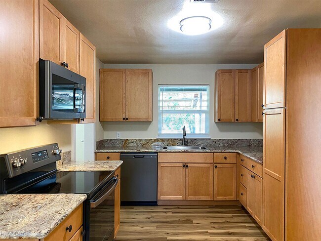 Building Photo - Spacious 4 bedroom home!