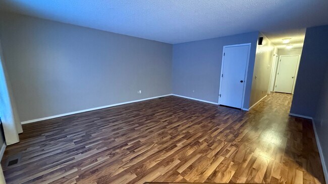 Foto del edificio - 3 Bedroom Ranch House w/Large 2 Car Garage and Fenced Yard!