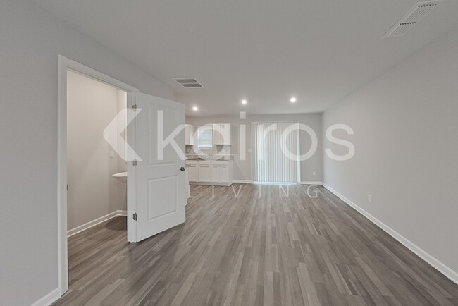 Building Photo - 229 Topaz Ln