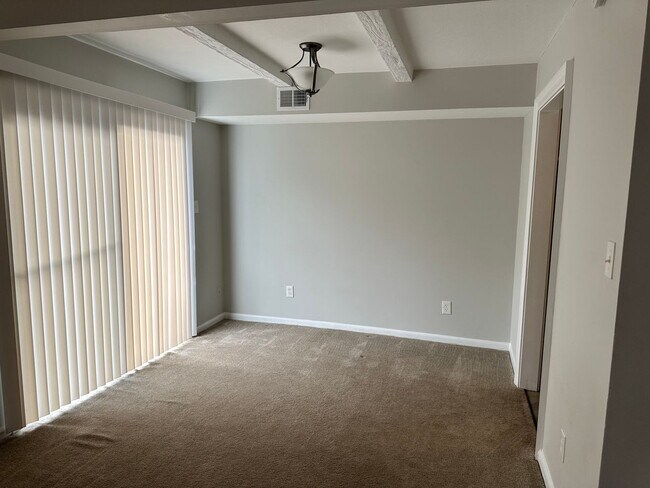 Building Photo - 2 bedroom condo in Sonoma Woods! Available...