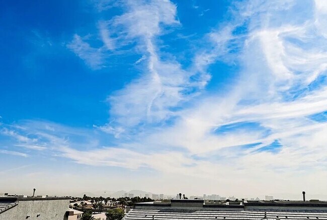 Foto del edificio - Unique condo with rooftop Strip Views and modern amenities.