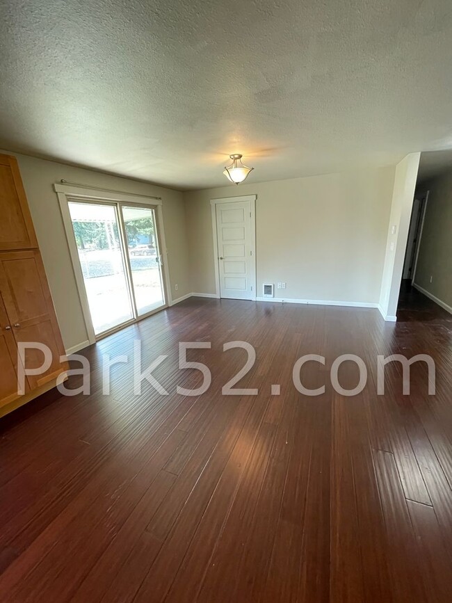 Building Photo - Pet Friendly 3 Bedroom Rambler!