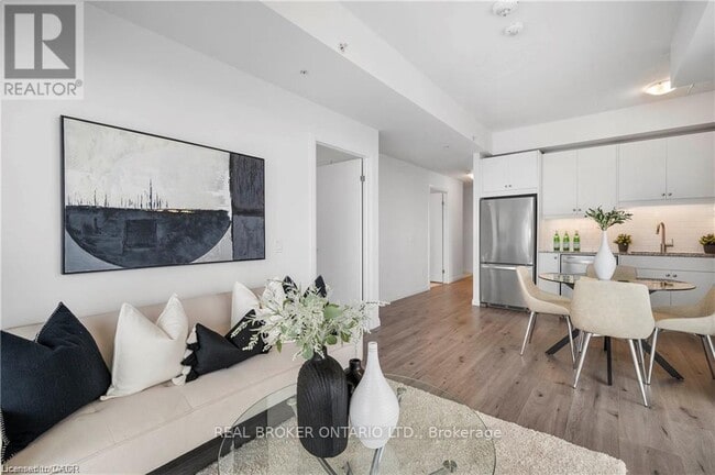 Photo du bâtiment - 60 Charles St W