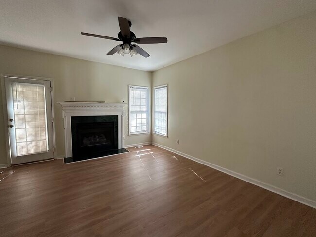 Foto del edificio - 412 Silvergrove Dr