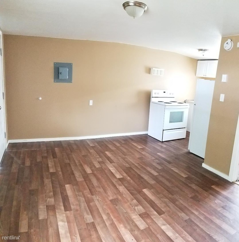 Primary Photo - Studio, 1 bath 4plex - 202 Alder St