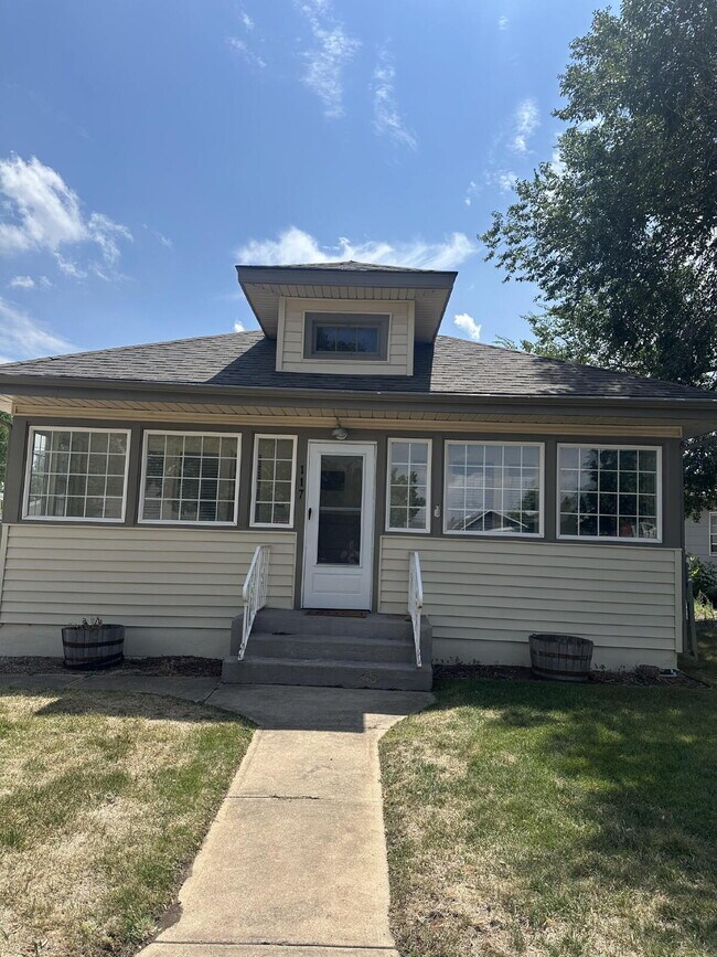 Building Photo - "Charming 2-Bedroom Retreat in the Heart of Windsor – 945 Sq. Ft. of Cozy Living!"