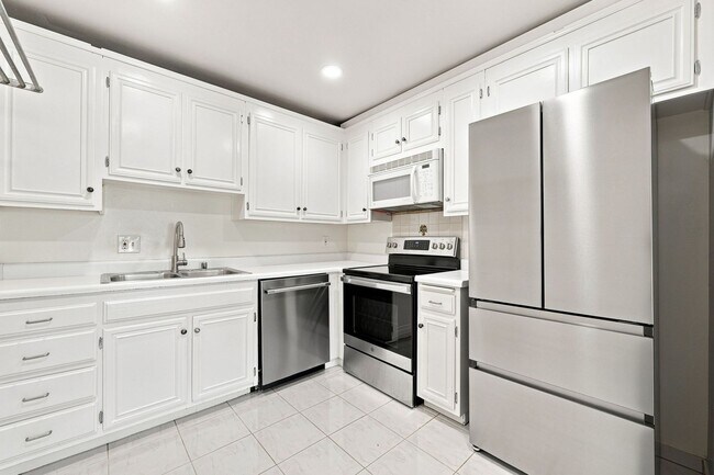 Foto del edificio - Versailles Penthouse Condo for Lease | 2 Bed | 2 Bath | Newport Beach