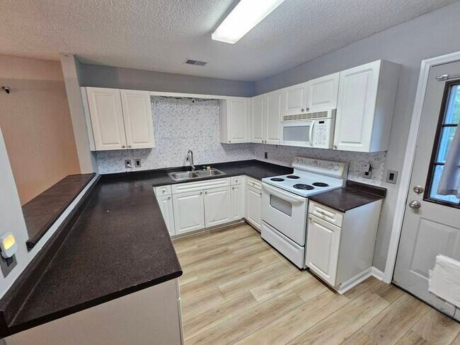 Building Photo - Chapin Townhouse