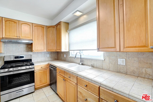 Building Photo - 1235 N Crescent Heights Blvd