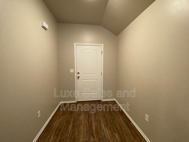 Building Photo - 5220 Oakwood Villa Ct