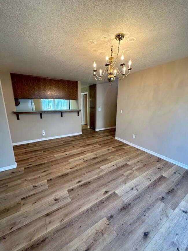 Building Photo - 3 BRM, 2 BATH & BONUS ROOM & SEVERAL OPTIO...
