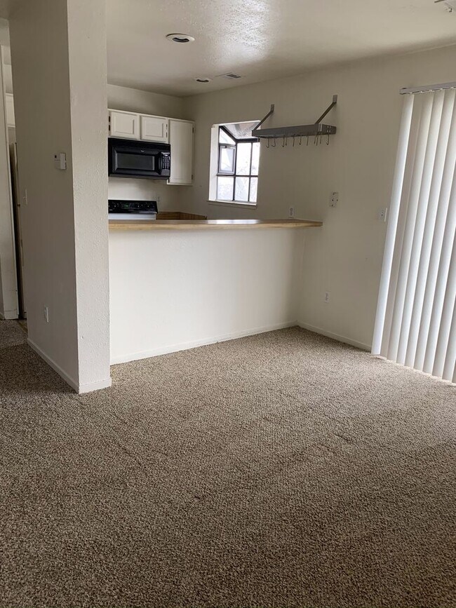 Foto del edificio - COMING SOON! Spacious Reno condo! Balcony, pool & more!!!