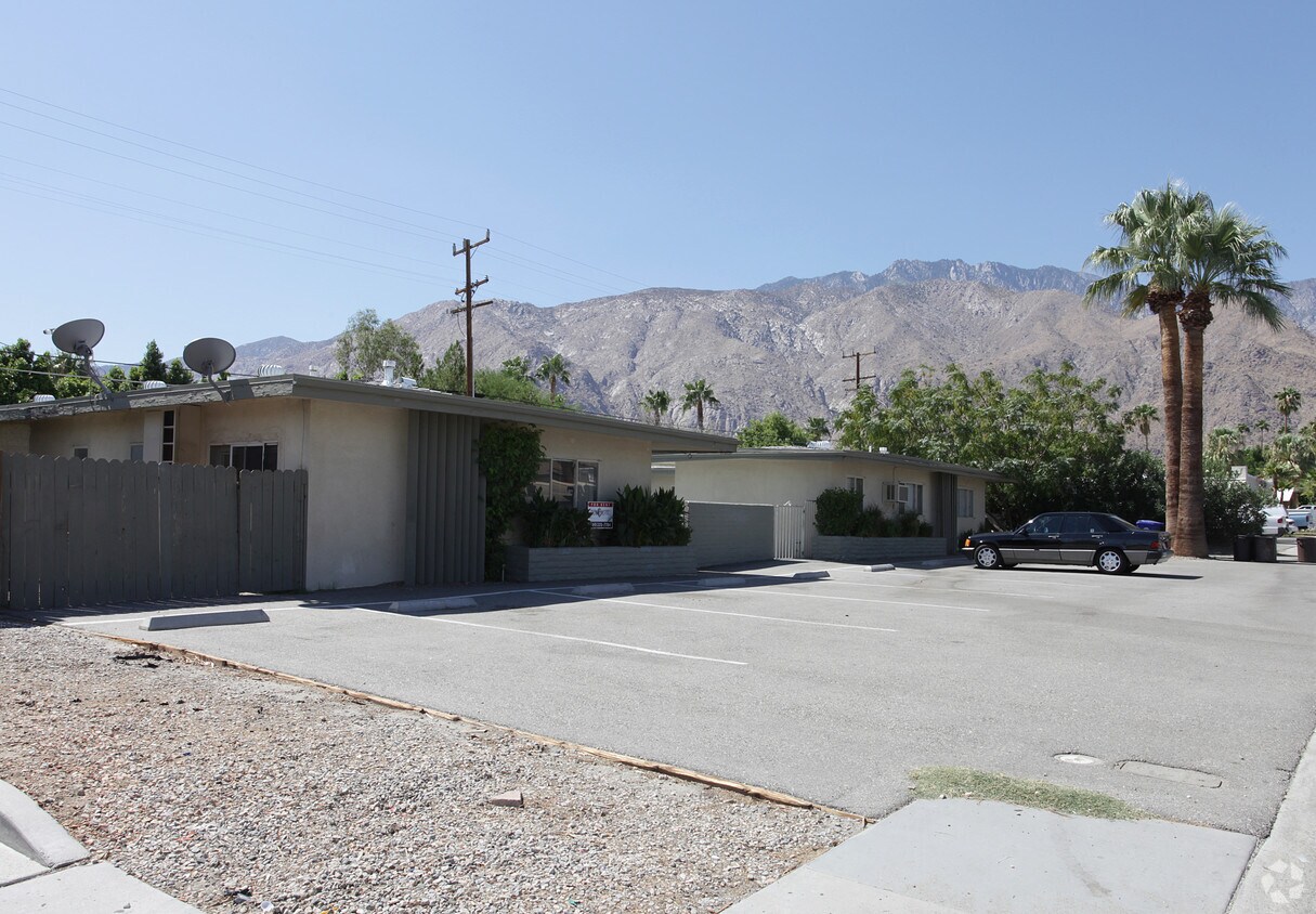 Primary Photo - 463 E Chuckwalla Rd