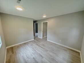 Building Photo - 209 S Graham St