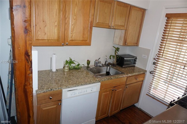 Foto del edificio - 8600 Byron Ave