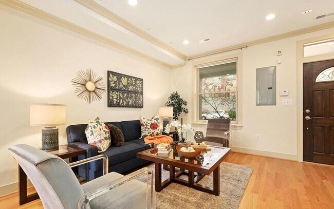 Building Photo - Dream 2 Bedroom Rowhome w/ Parking!