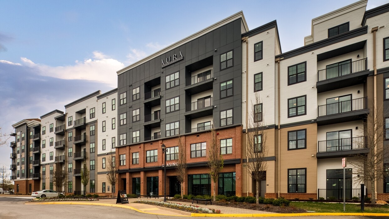 Aura Stonebridge Apartments in North Chesterfield, VA