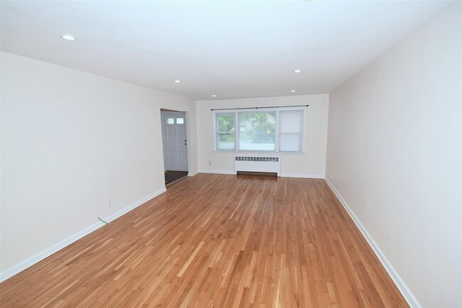 Foto del edificio - 242 Clinton Rd