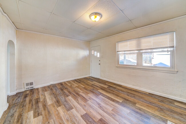 Building Photo - Available JUNE 2026 - Spacious 3 Bedroom Home w/ Central Mt Washington Location!
