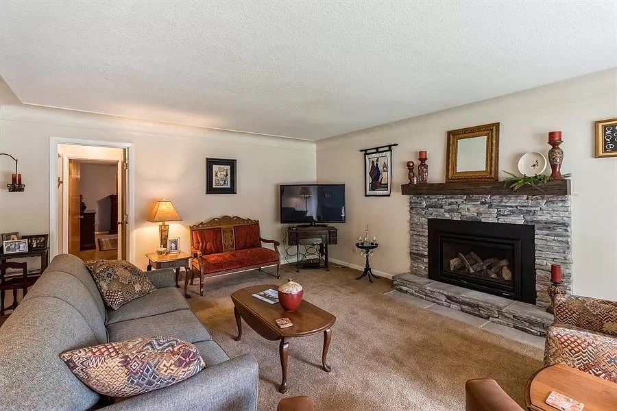 Living Room - 6903 Colby Ave