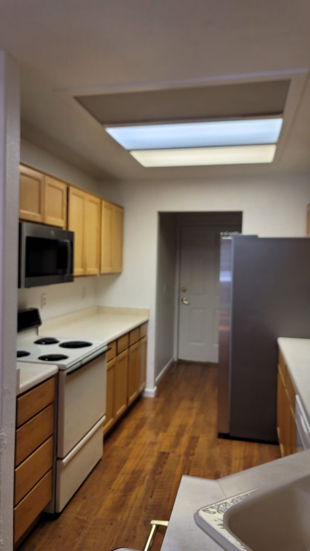 Building Photo - Beautiful, open, and bright 2 bedroom, 2 b...