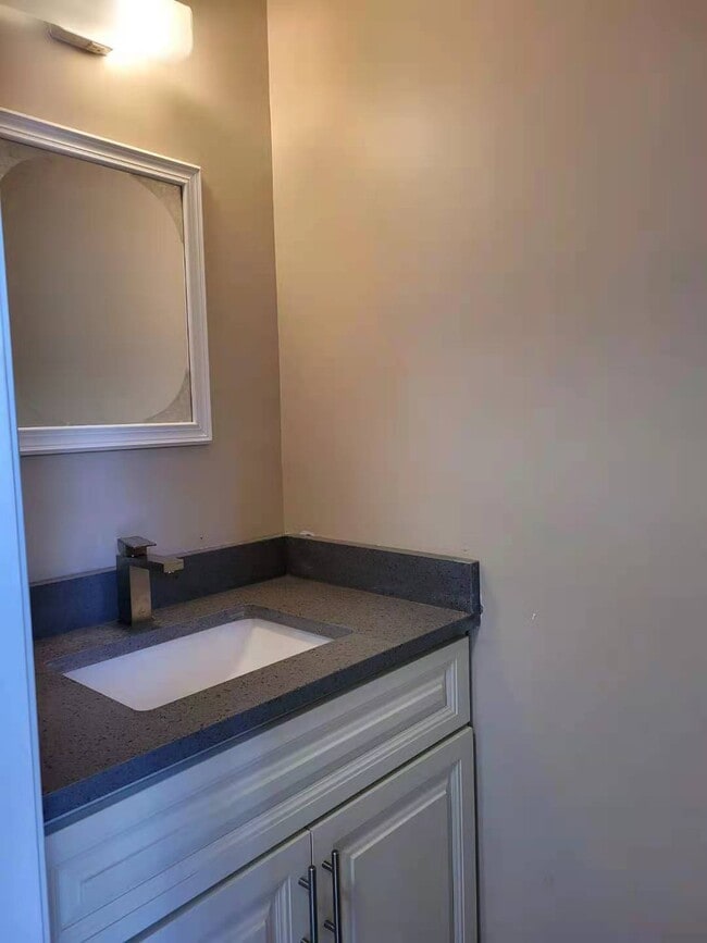 Building Photo - 305 Seeman Ct