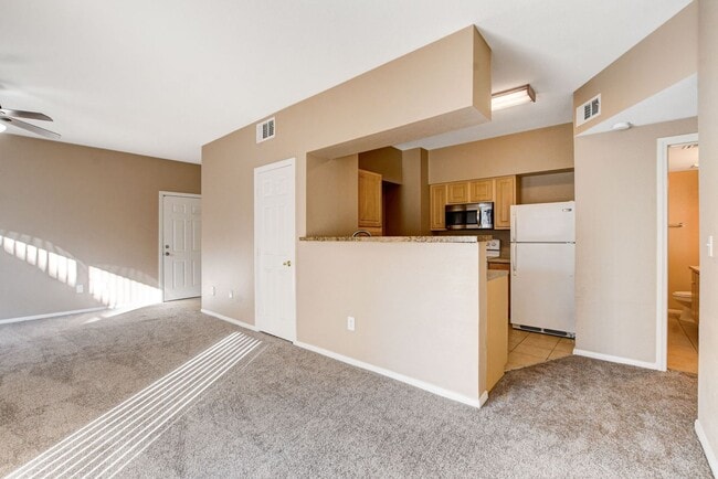 Foto del edificio - LOCATION! LOCATION! LOCATION! Move-in read...