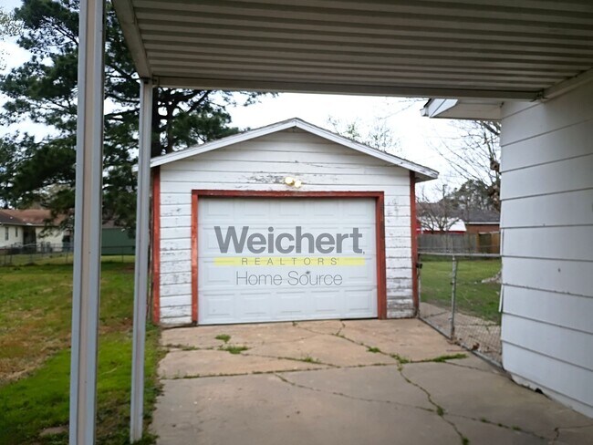 Foto del edificio - 3BR Home w/ Garage & Fenced Yard