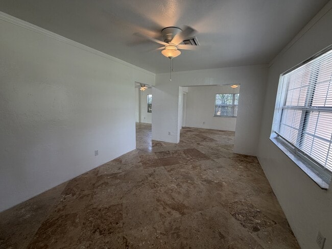 Building Photo - 3 Bed/3 Bath