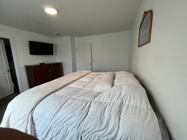 Master Bed with walk in closet and bathroom - 2804 N Airmen Ave