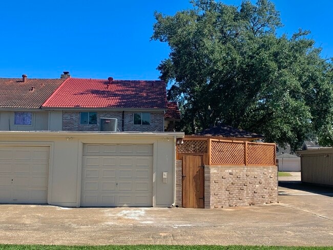 Building Photo - 3214 Continental Dr