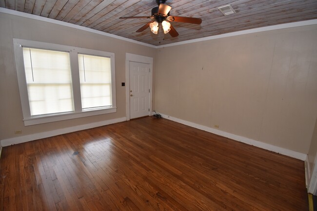 Building Photo - 1 Bedroom Duplex with Lots of Updates!