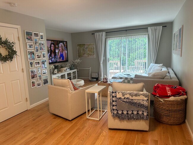Foto del edificio - 2 Bed/1.5 Bath Townhouse available 9/1/2026