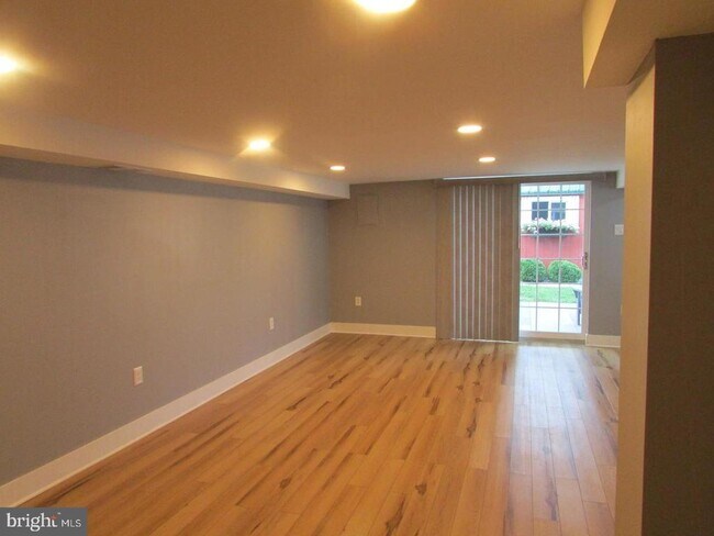 Foto del edificio - 1345 Ascot Pl
