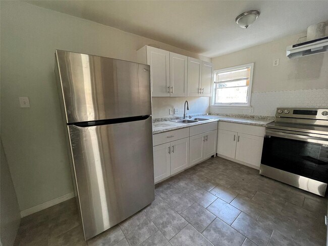 Foto del edificio - 8321 Homewood Ln