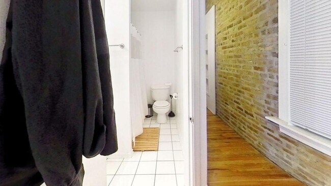 Building Photo - 2 bedroom in Chicago IL 60657