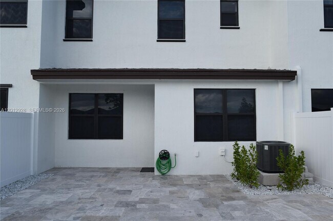 Foto del edificio - 3384 W 100th Terrace