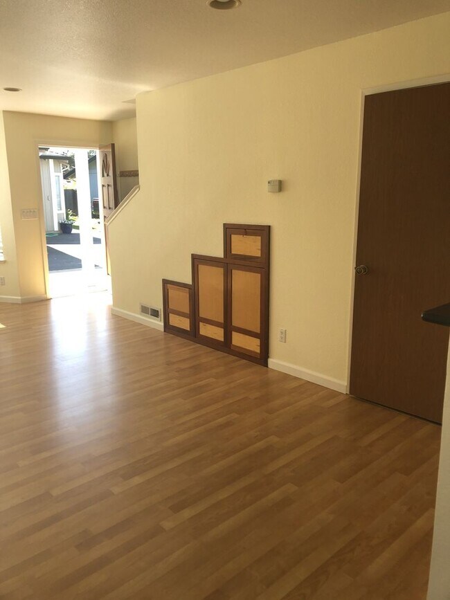 Foto del edificio - Coastal Living in Sought-After Twin Lakes ...