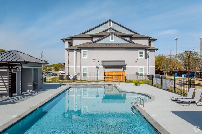 Swimming Pool - Village at the Loop