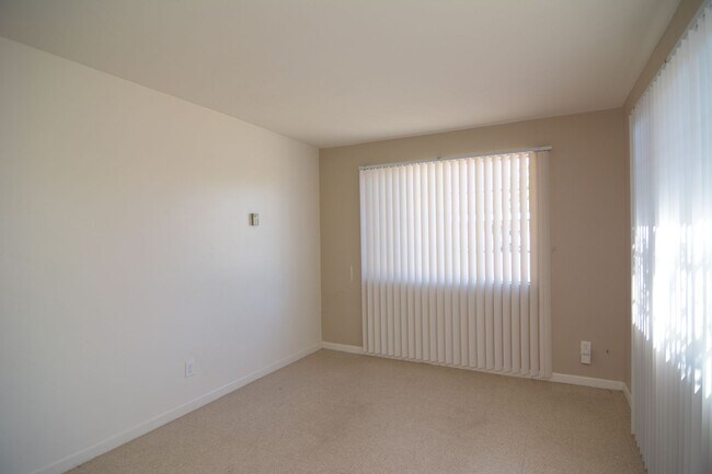 Foto del edificio - Charming 1 Bedroom 1 Bath Duplex! Great Ce...