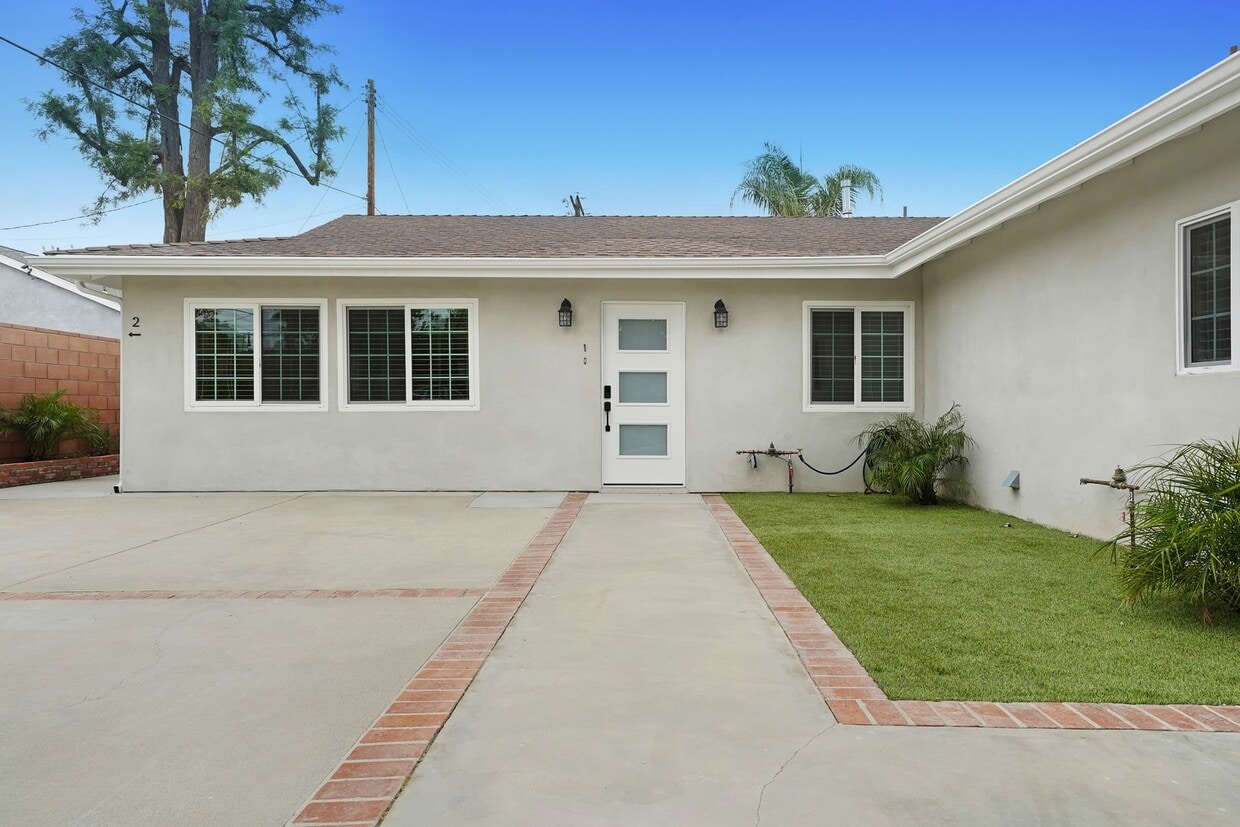 Primary Photo - Stunning 3-Bedroom + Den Lease | Brand New...